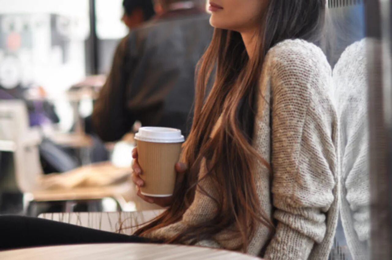 Девушка с кофе. Кофе со спины. Девушка с чашкой кофе в руках. Кофе со спины. Девушка в кафе.