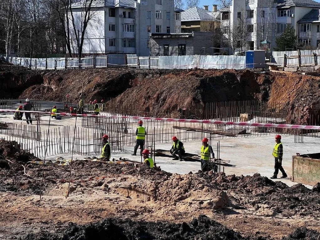 Стройка школы. Дома для переселенцев из аварийного жилья. Стройка ярославль. В ярославле построят. Новая школа в дзержинском районе ярославля.