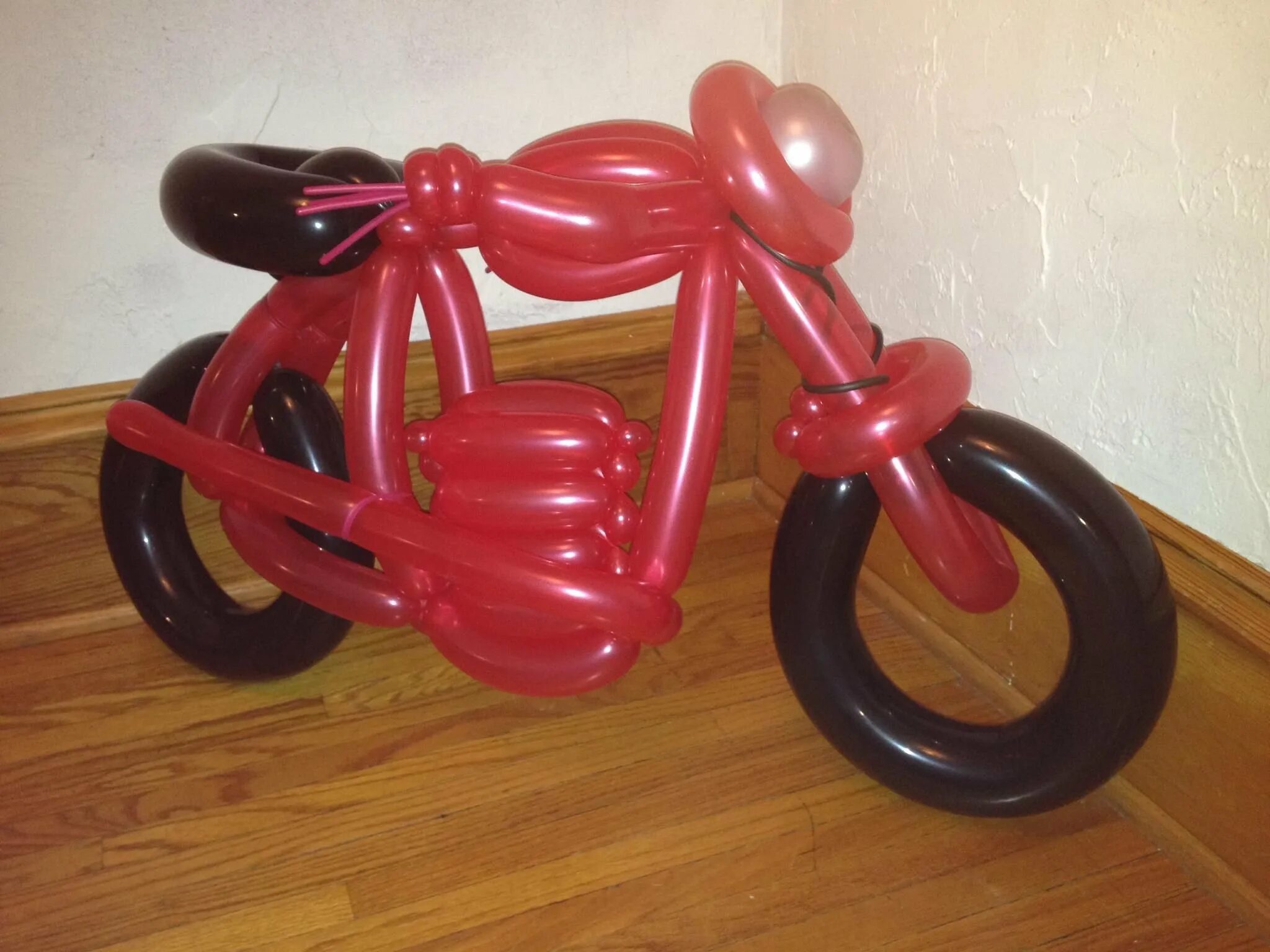 Машина из шаров. Мотоцикл из воздушных шаров. Мотоцикл из воздушных шариков. Мотоцикл из ШДМ. Машинка из воздушных шаров.
