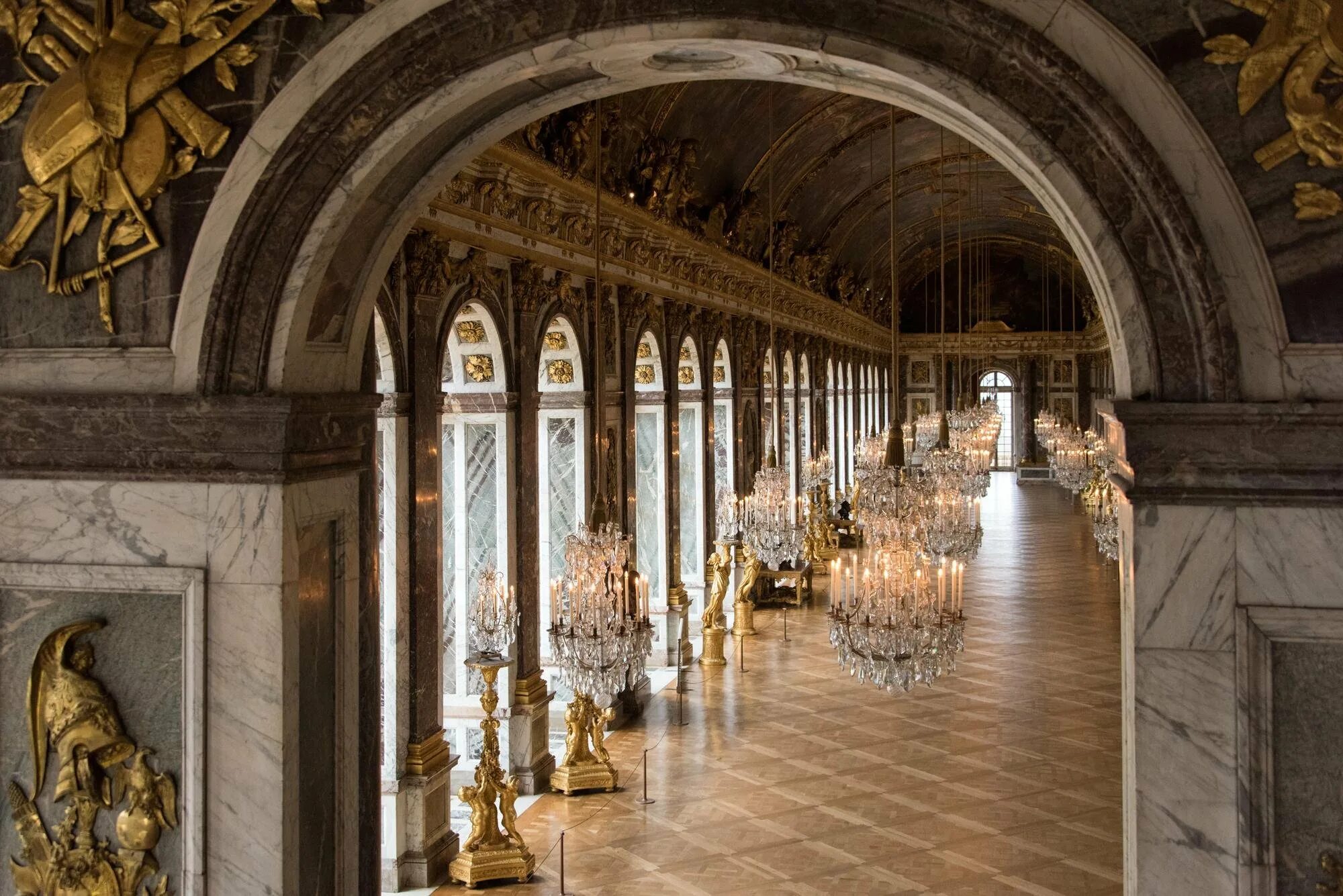 Де версаль. Версаль зеркальная галерея Версальского дворца. Зеркальный зал Версальского дворца. Зеркальный зал Версальского дворца в 1871. Версальский дворец Анфилада залов.