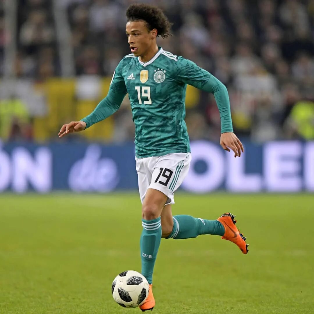 Лерой зане. Сане футболист Бавария. Leroy Sane футболист. Лерой Сане 2022.