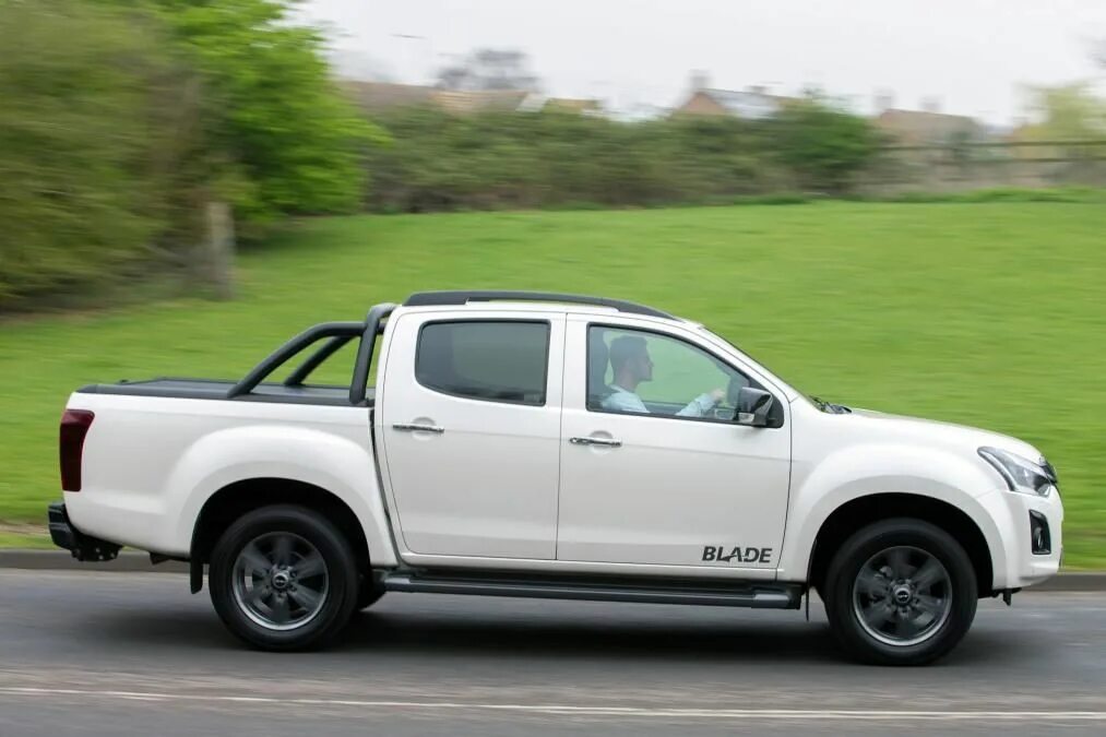 Isuzu d-Max. Isuzu d-Max 2023. Isuzu d-Max 2017. Пикап Исузу д Макс.