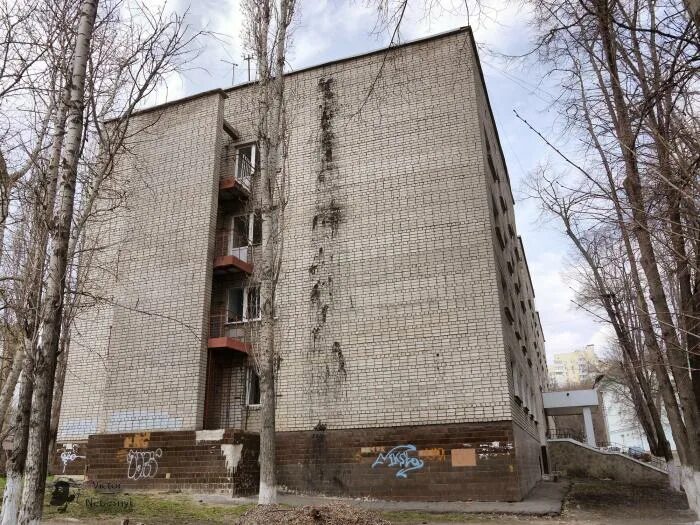 Военный городок: Неизвестная церковь и Ленин у забора храма