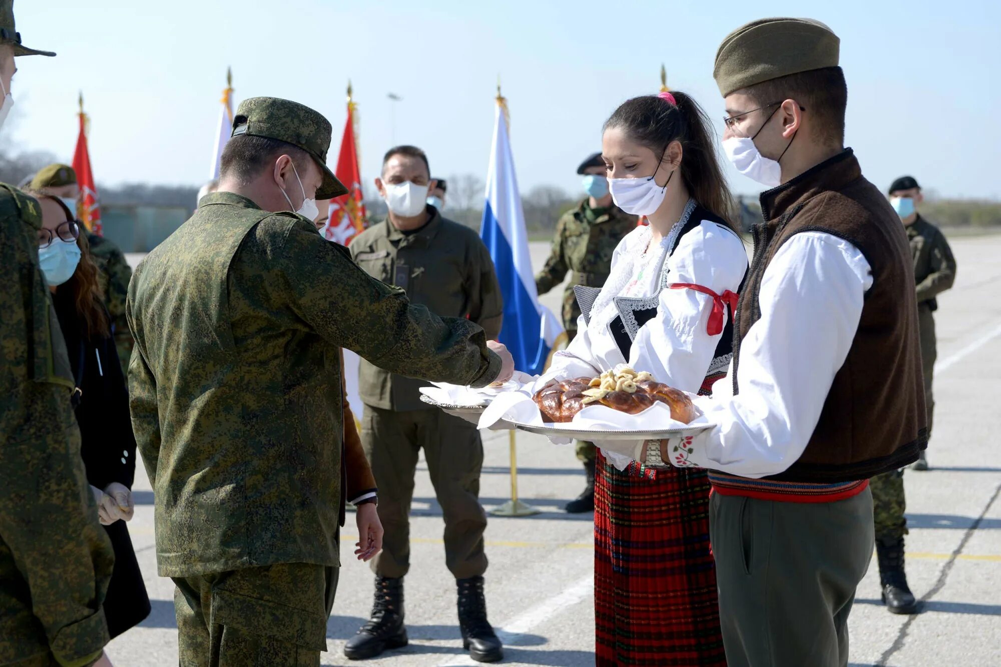 Как россия помогла сербии. Русский и Сербский солдат. Российские и сербские войска. Сербские военные люди. Русские и сербские военные.