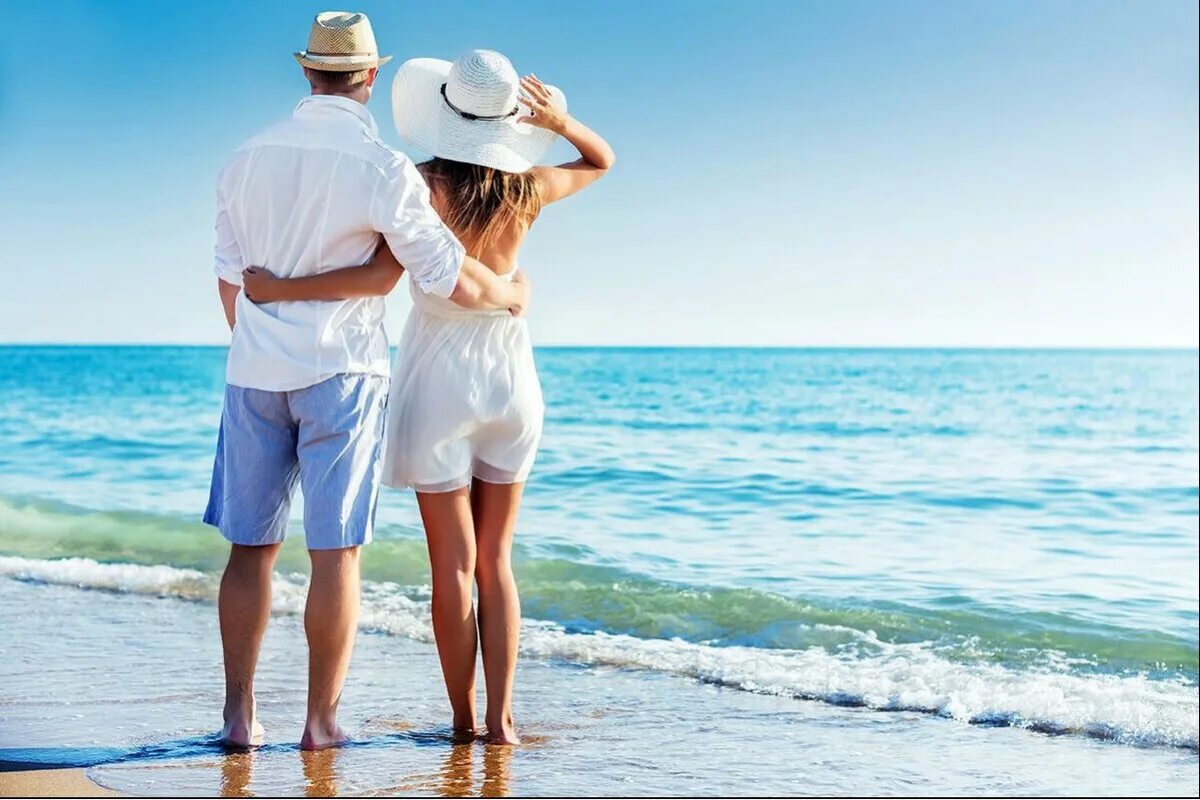 Семейная пригласить мужчиной. Пара на берегу моря. Пара на пляже. Влюбленные на берегу моря. Влюбленная пара на море.