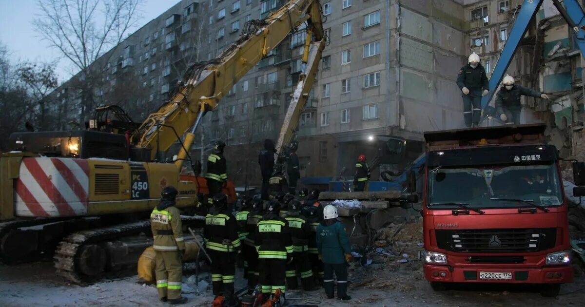 Техника для разбора завалов. Спасатели обрушение дома.