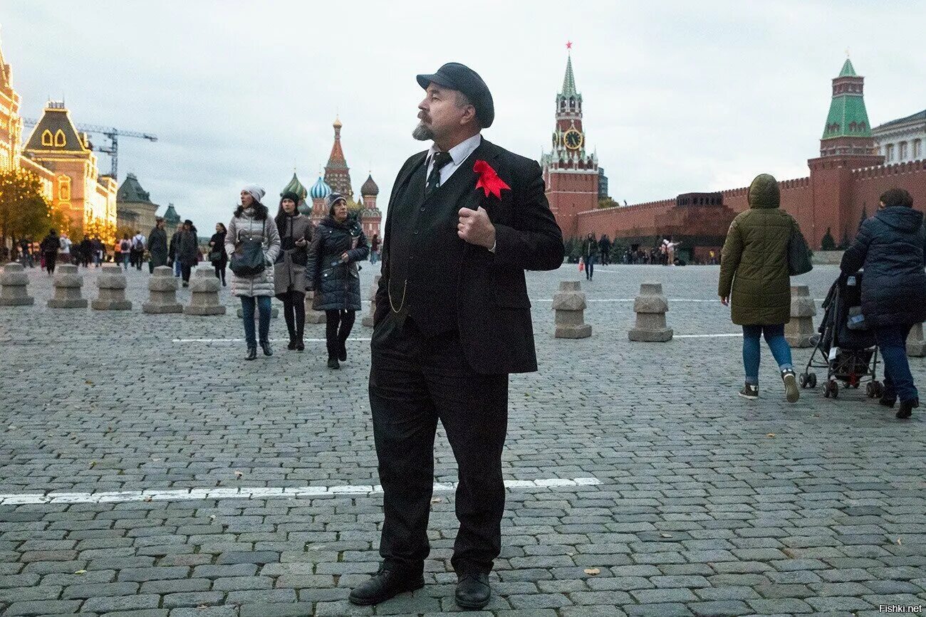 На красной площади собрались. Двойник ленина на красной площади. ленин на красной площади в мавзолее. ленин в москве красная площадь.
