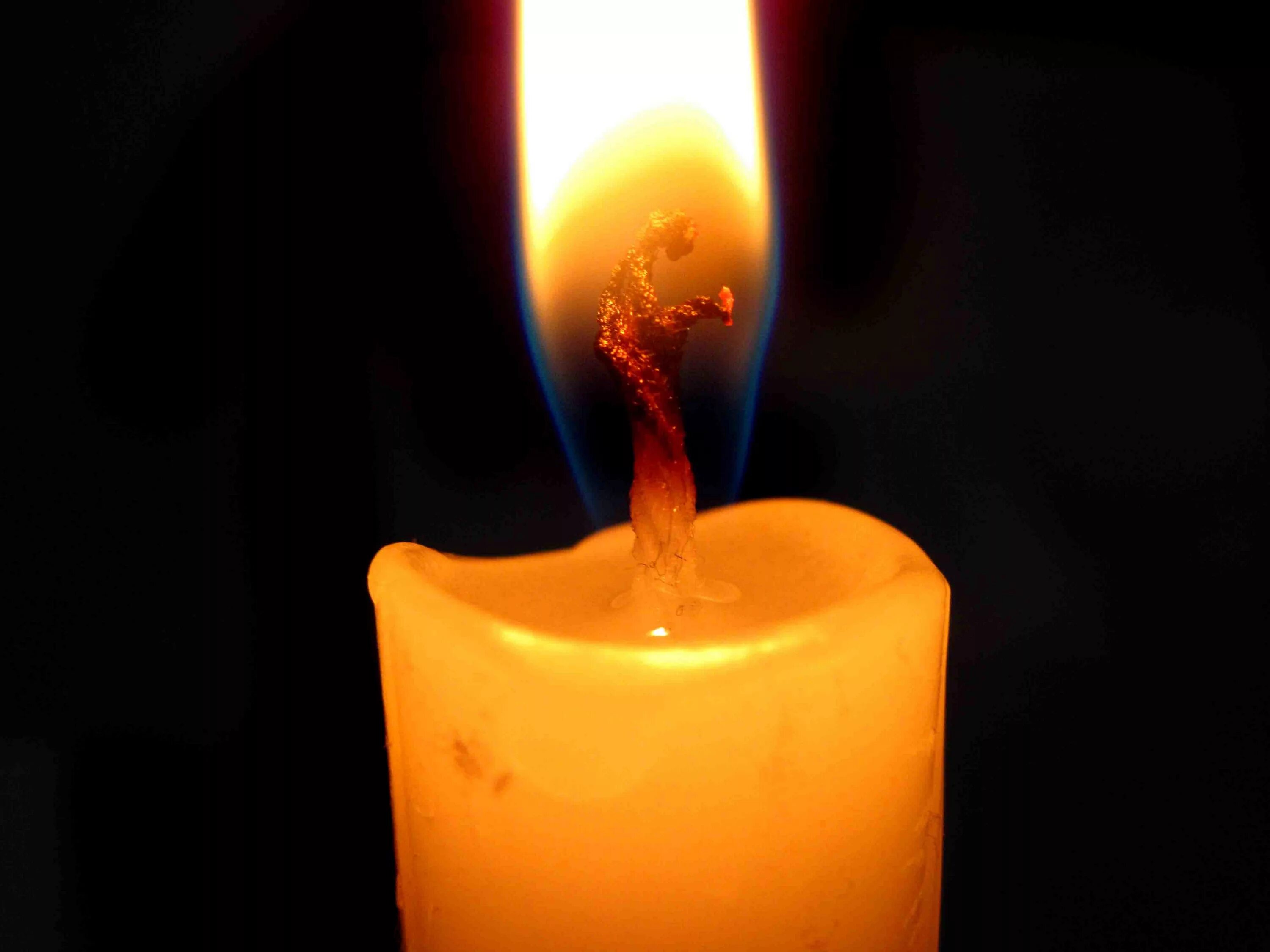 В пламени свечи. Огонь церковной свечи. Зажженная свеча. Яркие свечи. Горящая свеча 22.03 2024