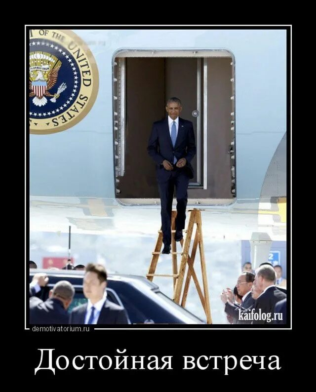 Мужчина и женщина. Случайная встреча влюбленных. Красивая пара. Элегантные мужчина и женщина. Парень обнимает девушку.