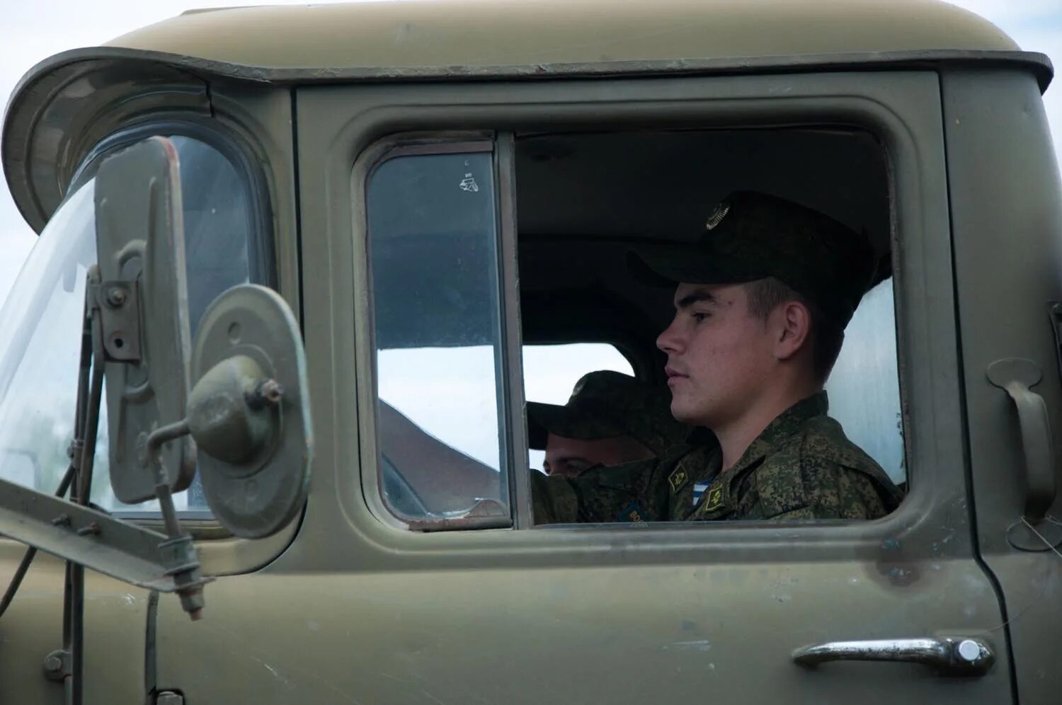 Водителю военного автомобиля. Военный водитель. Военный водитель в армии. Водитель военной техники. Форма военного водителя.