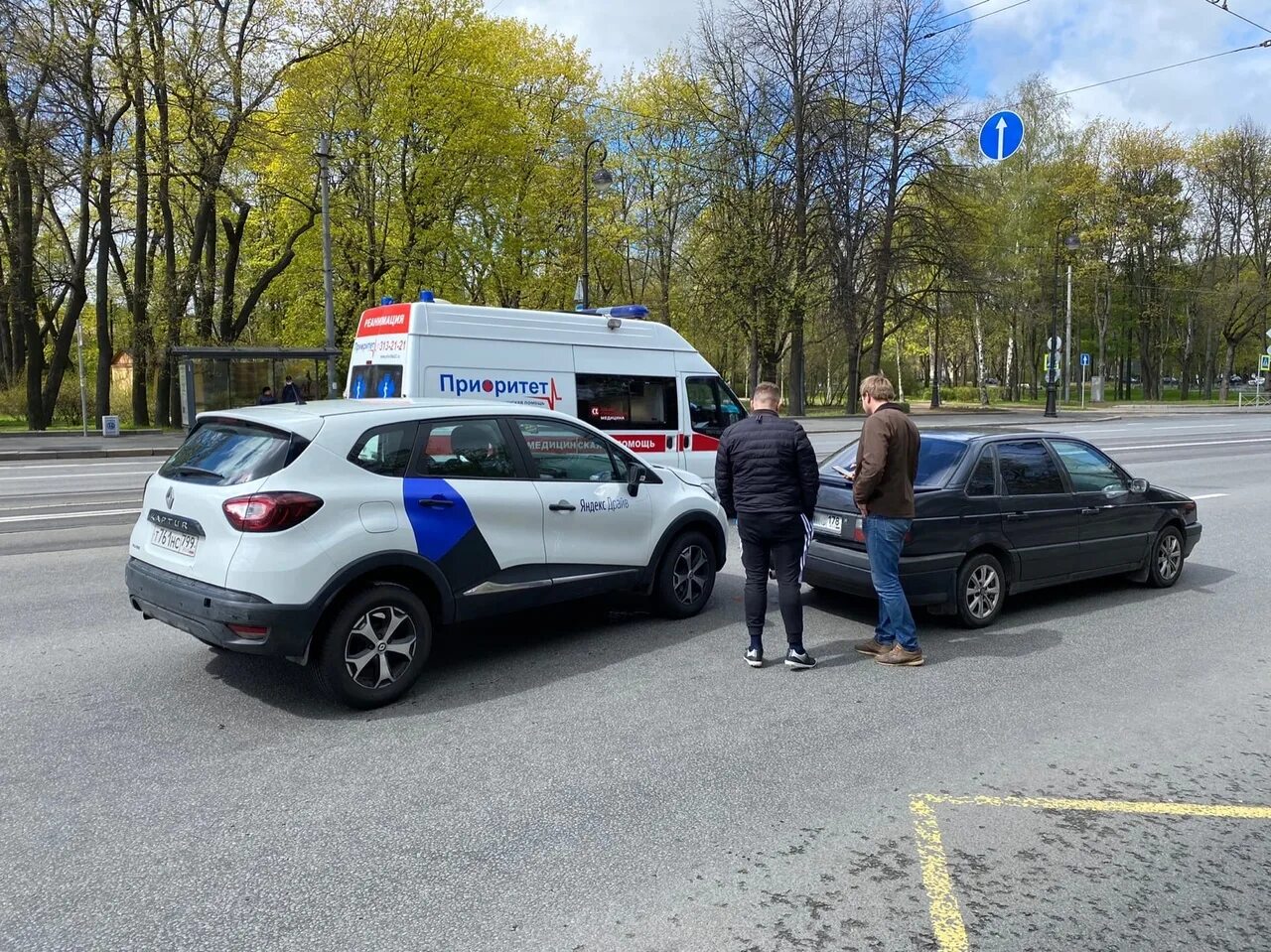 Renault выходит. Стукнули каршеринг. Каршеринг перевернулся в СПБ.