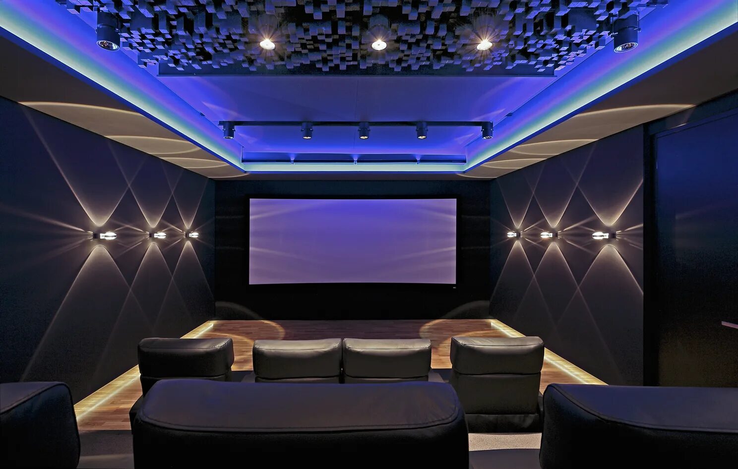 Кинозал под. Домашний кинотеатр в интерьере квартиры. Комната кинотеатр. Домашний кинотеатр интерьер. Домашний кинотеатр.