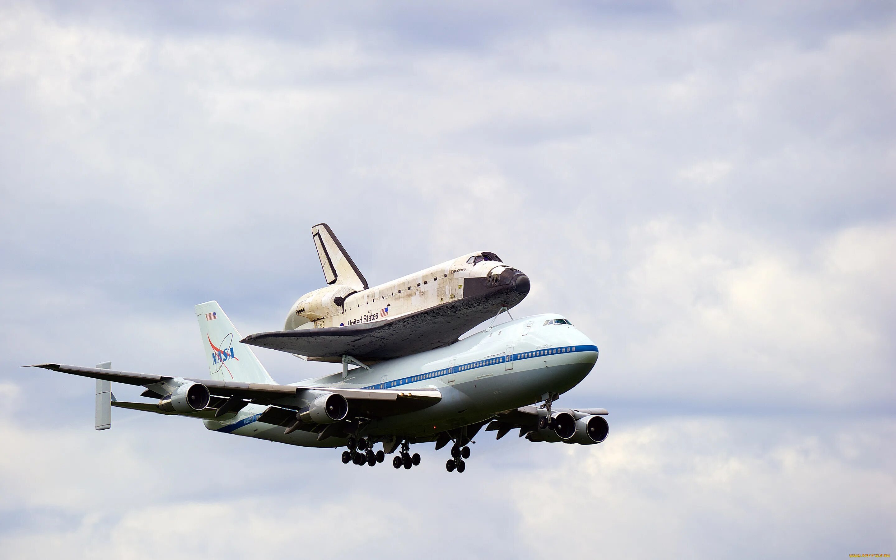Спейс самолет. Боинг 747 и шаттл. боинг 747 посадка. шасси самолета боинг 747. боинг 747 с шаттлом.