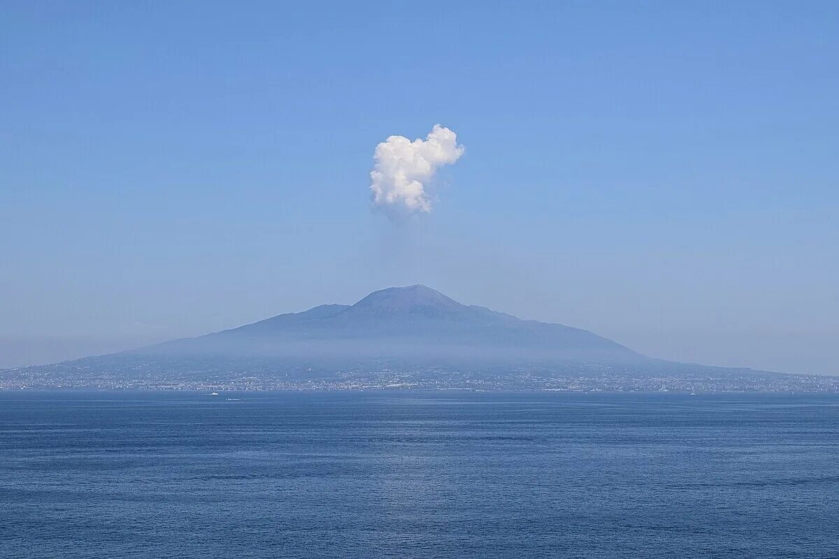 Действует ли вулкан везувий. Вулкан Везувий в Италии. Неаполь Везувий. Гора Везувий Италия. Неаполь вулкан Везувий.