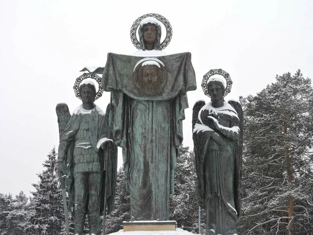 Памятник в поселке снегири. Мемориал Снегири Московская. Памятники в Снегирях Московской области. Посёлок Снегири Московская область памятник. Памятник Богородицы в Снегирях.