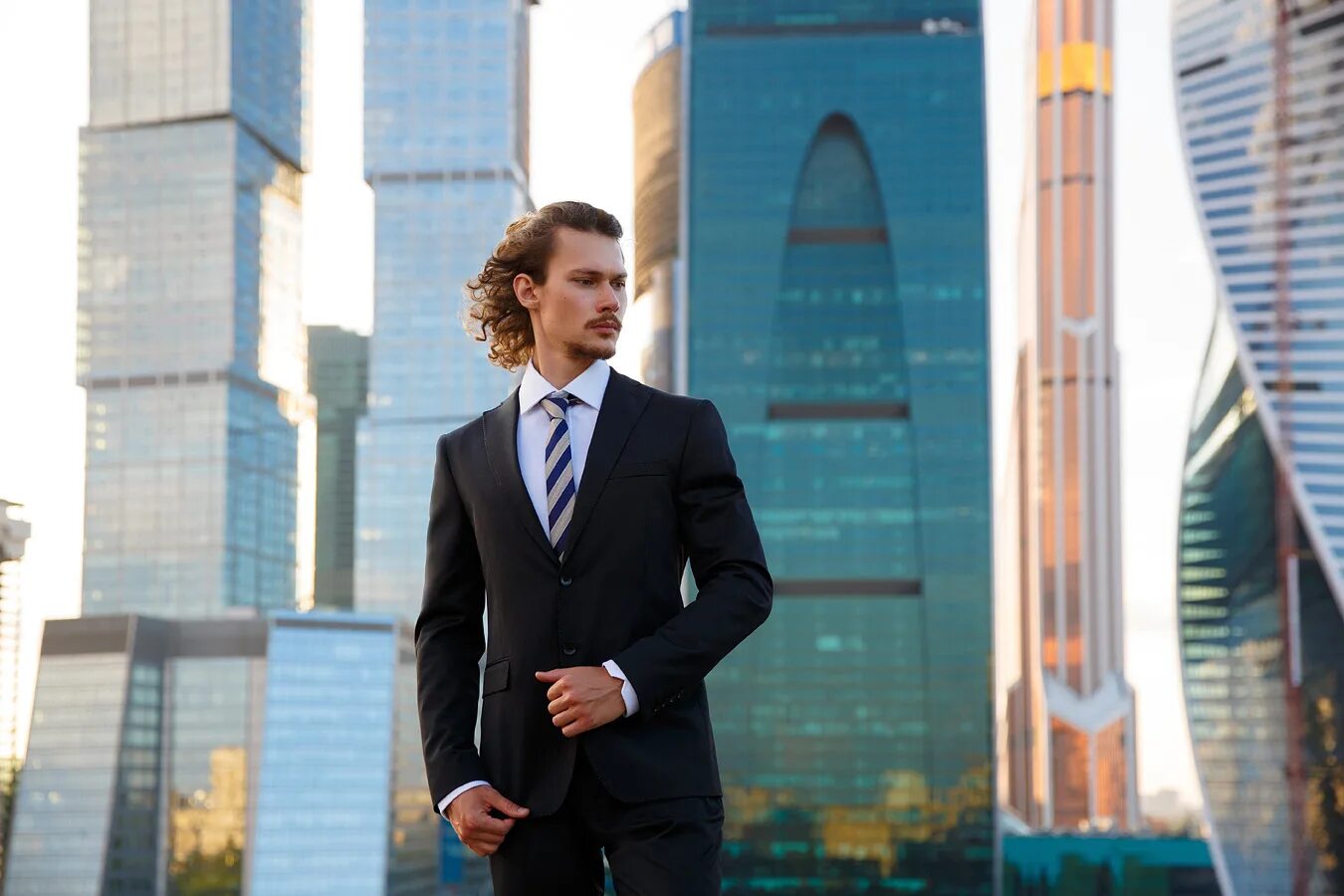 Москва сити человек. Человек на фоне здания. Человек в деловом костюме. Успешный мужчина. Портрет делового человека.