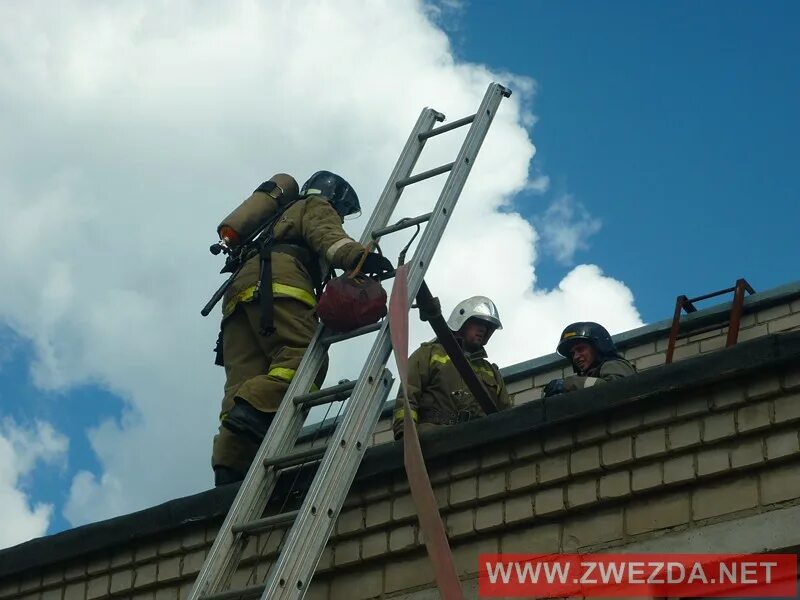 страховка монтажника высотника. стационарная анкерная линия vertirail vertic. техника безопасности на высотных работах. ствол пожарный. безопасное проведение работ на высоте.