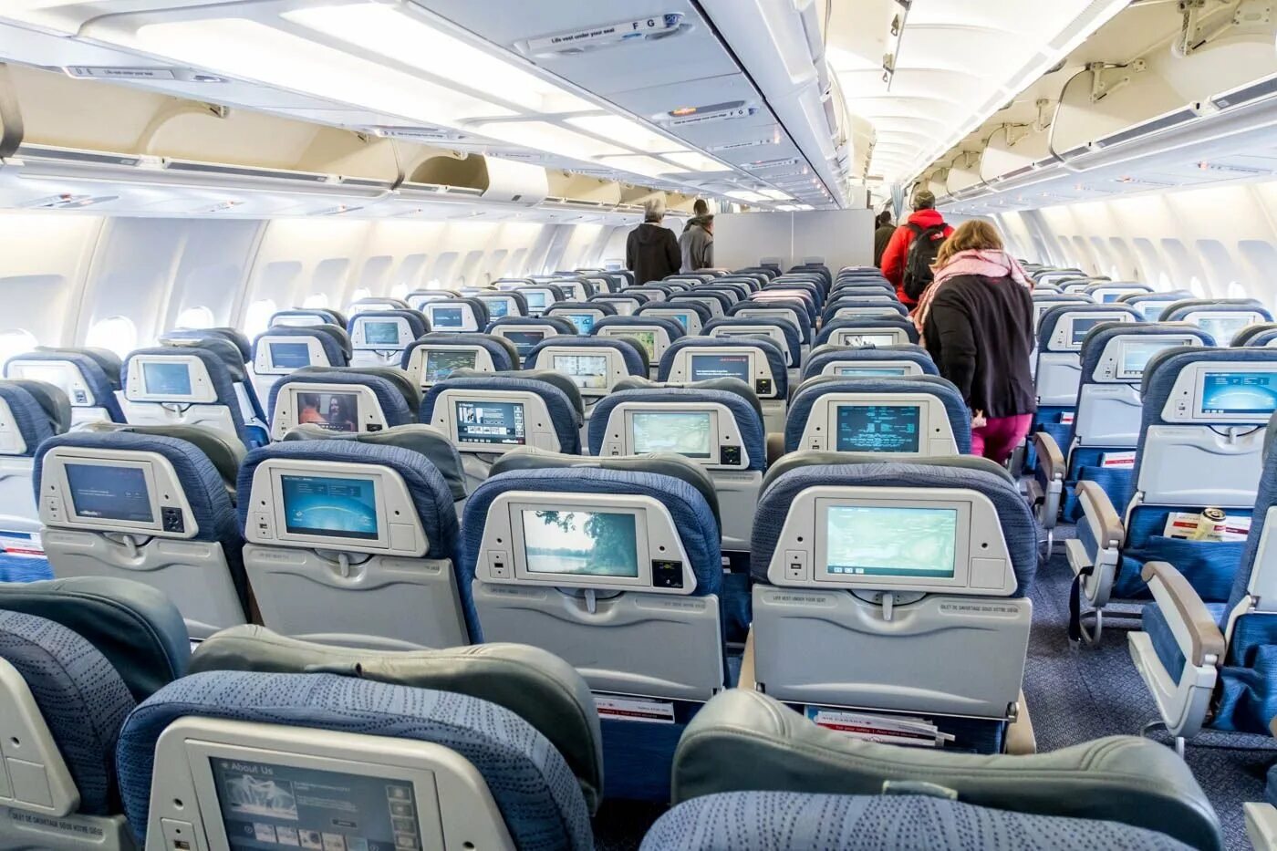 Airbus a330-300 салон. Аэробус а330 аэрофлот салон. Аэробус а330 салон самолета. A330-300 салон. Аэробус а330-300.
