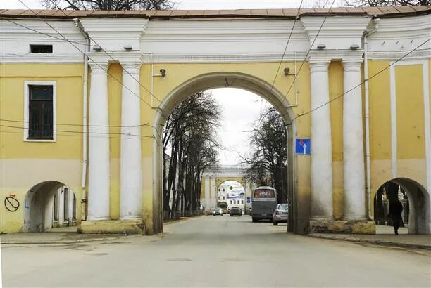 Арка проезд. Улица Баженова Калуга. Присутственные места Калуга. Калуга арка присутственных. Калуга арки присутственных мест.