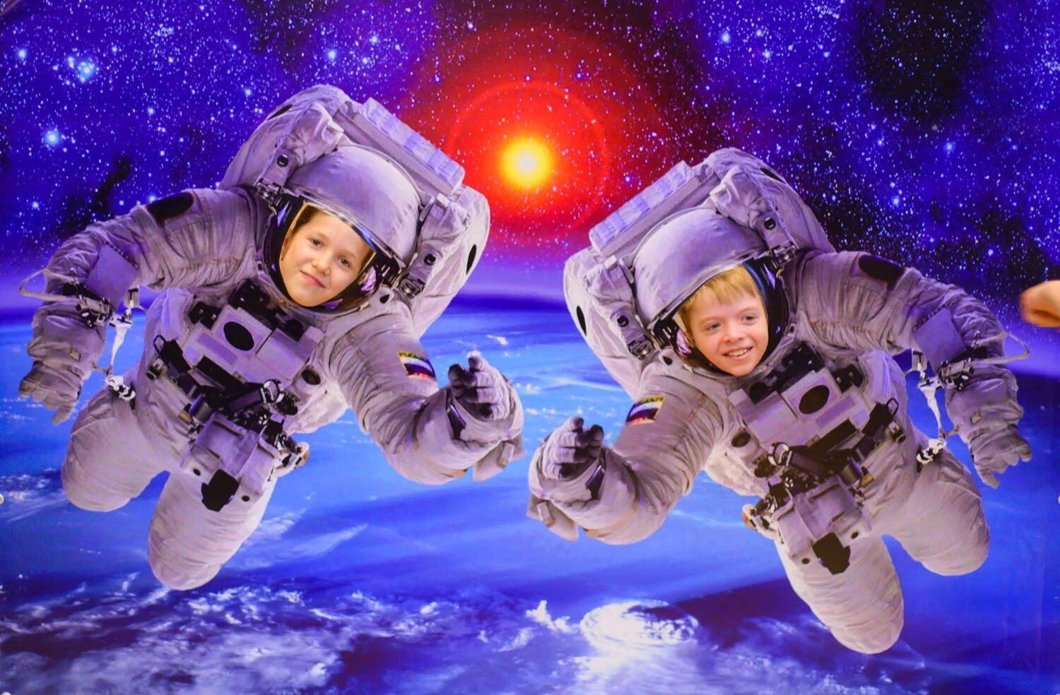Видеоролик ко дню космонавтики. День космонавтики. Космонавтика для детей. День Космонавта. День космонавтики космонавты.