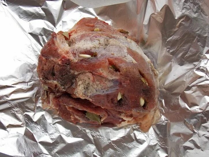 Мясо в фольге время. Мясо в фольге. Запекание мяса в фольге. Мясо в духовке из свинины в фольге. Домашняя буженина из свинины в духовке в фольге.