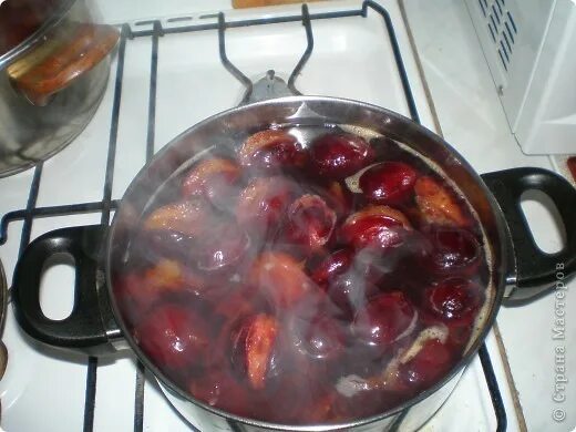 Компот из вишни сварить в кастрюле. Компот в кастрюле. компот в кастрюльке. компот из клубники в кастрюле. компот из сливы в кастрюле.