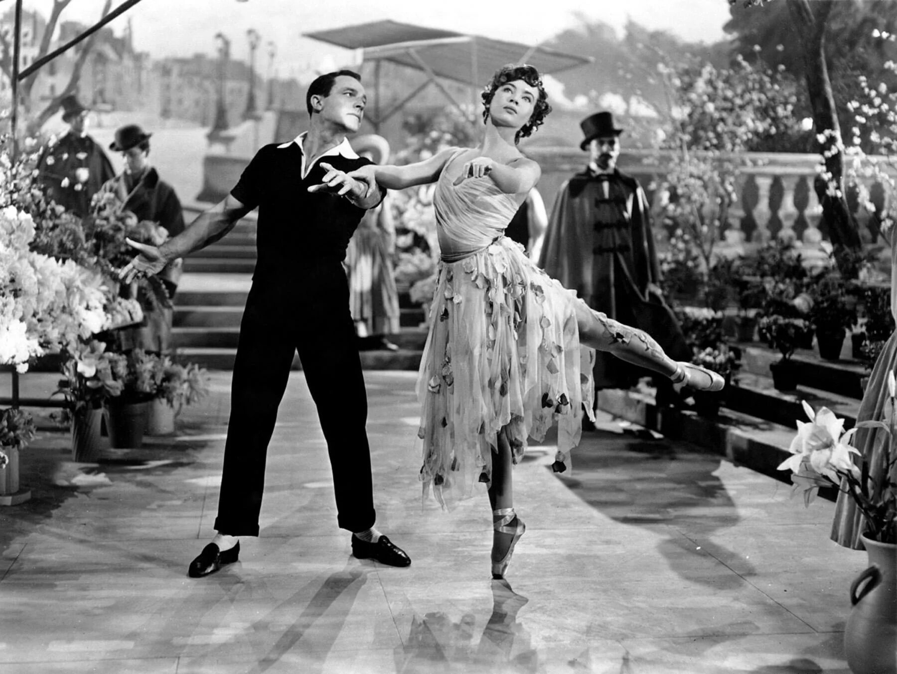Мюзиклы 20 века. Leslie Caron американец в Париже. Leslie Caron 1968. Танцы 20 века.