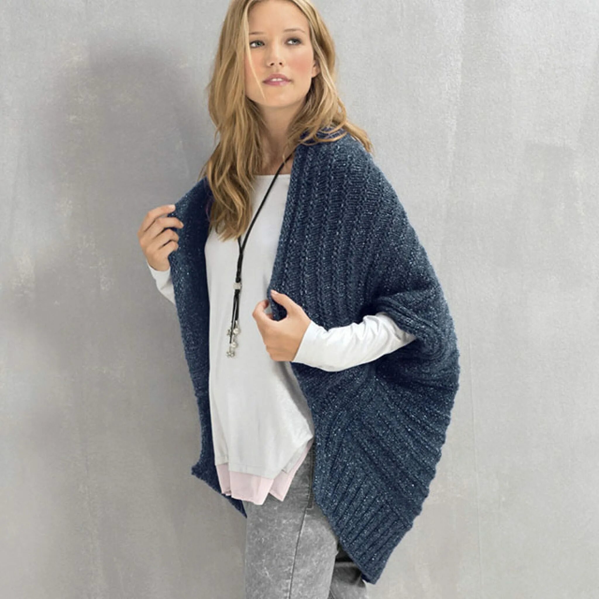 вязаный жилет оверсайз спицами. красная вязаная жилетка. трикотажный жилет оверсайз. вязаная безрукавка оверсайз. вязаный жилет оверсайз.