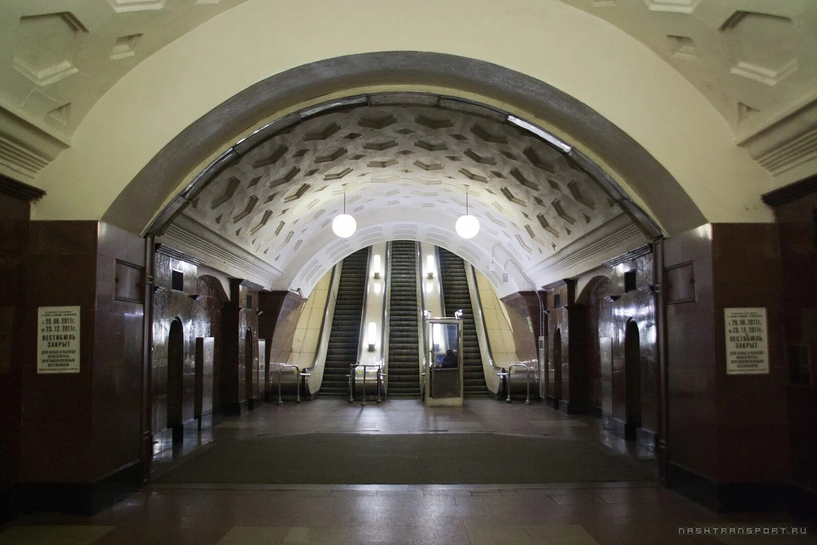 какие были ворота на месте южного вестибюля станции красные ворота. наземный вестибюль станции метро красные ворота. фомин красные ворота. станция метро красные ворота москва. красные ворота часы работы.