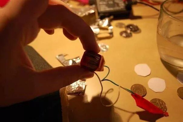 Батарейка николае василеску-карпена. Сделать элемент питания. Самодельная батарейка из монет. Самодельная батарейка из монет. Электрошокер из батарейки.