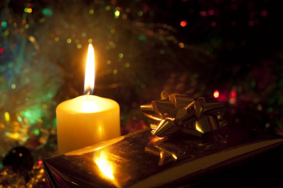 свечи романтика. свечи уют. свеча старинная. свечи в доме. средневековый канделябр со свечами.