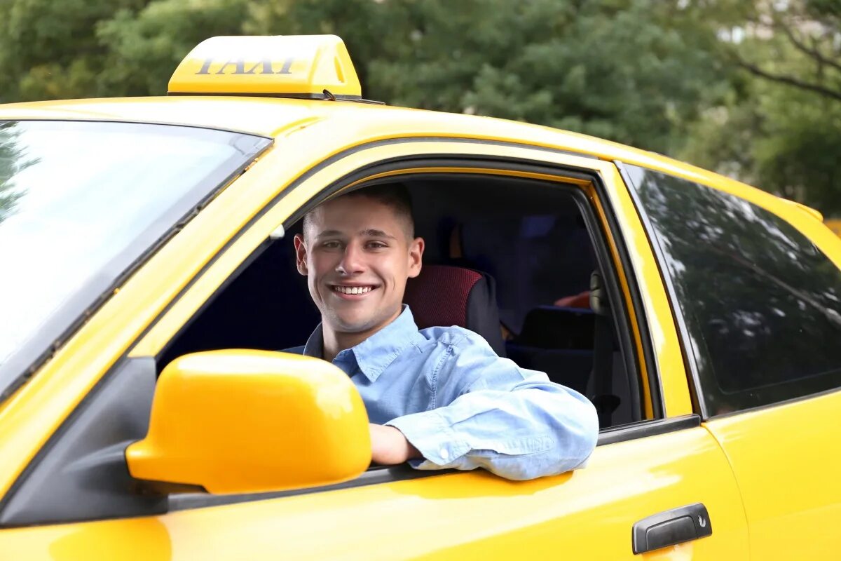 Работа в такси в день. Водитель такси. Профессия таксист. Шофер такси. Счастливый таксист.