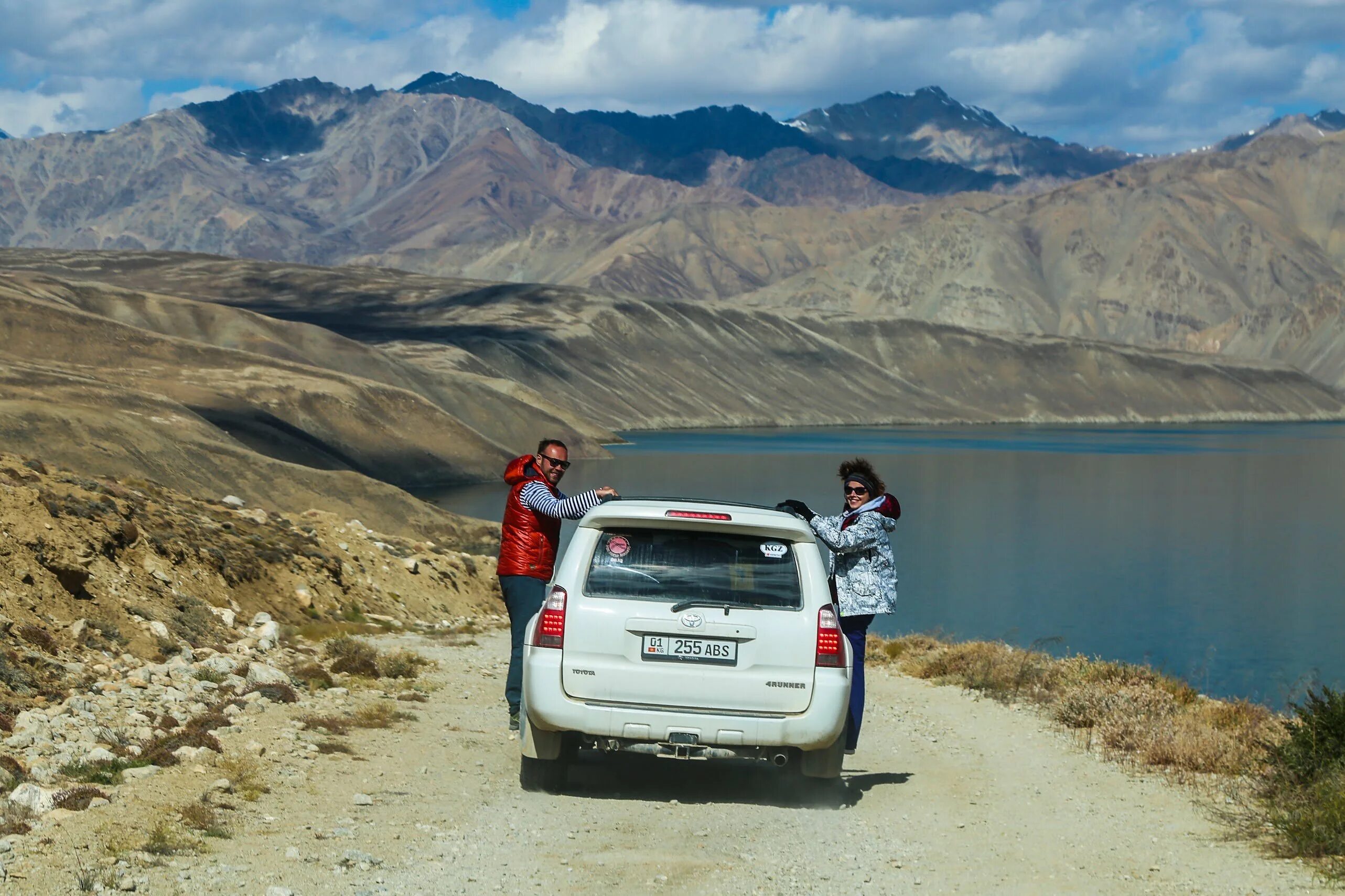Численность автомобилей в кыргызстане. В киргизию на машине из россии 2022 году. Авторынок джалал абад. Фукусима брошенные авто. Тур в киргизию.