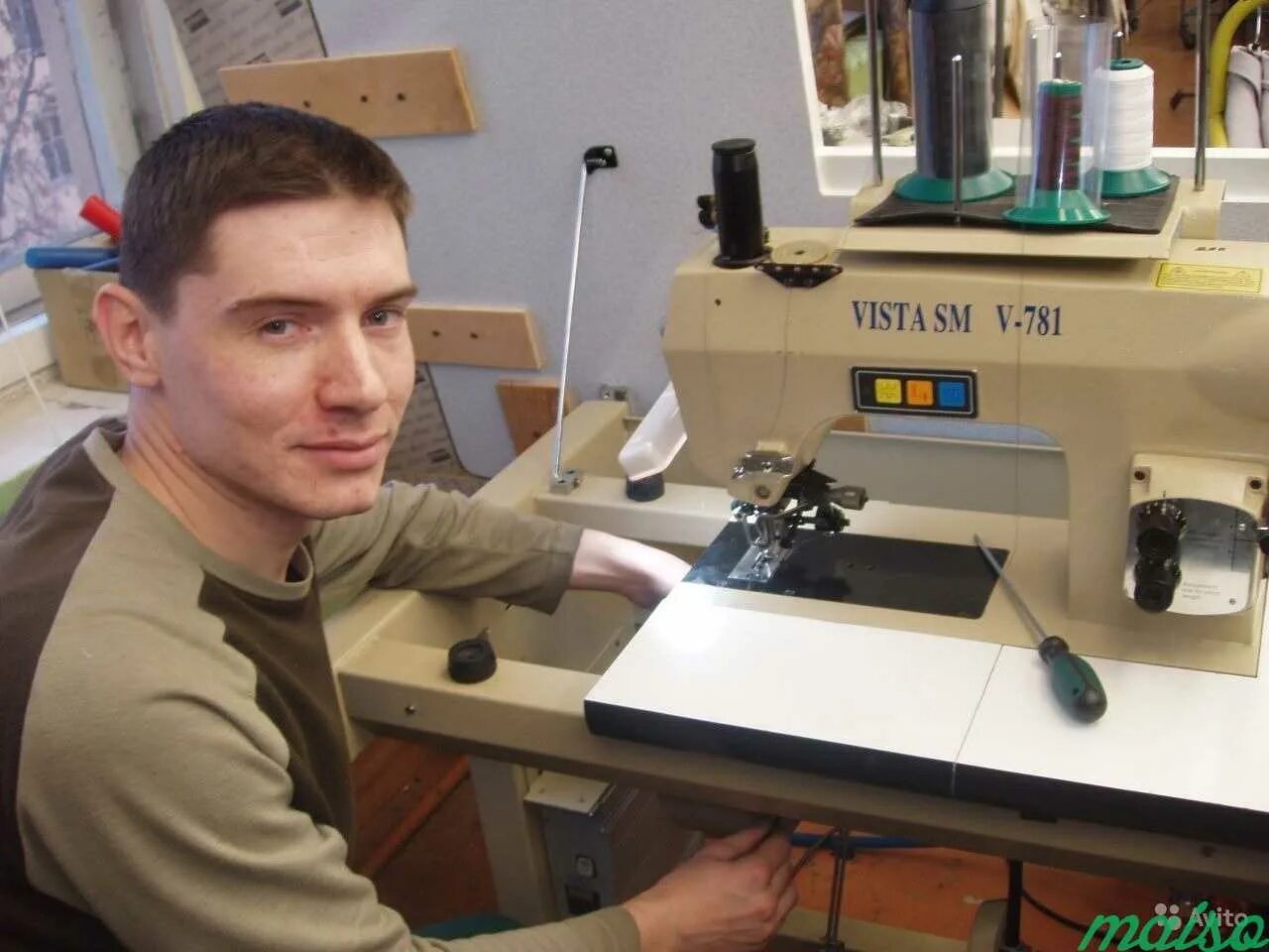 Мастерские швейных машинок. Мастер наладчик швейных машин. Механик швейного оборудования. Механик швейных машин. Наладчик швейного оборудования.