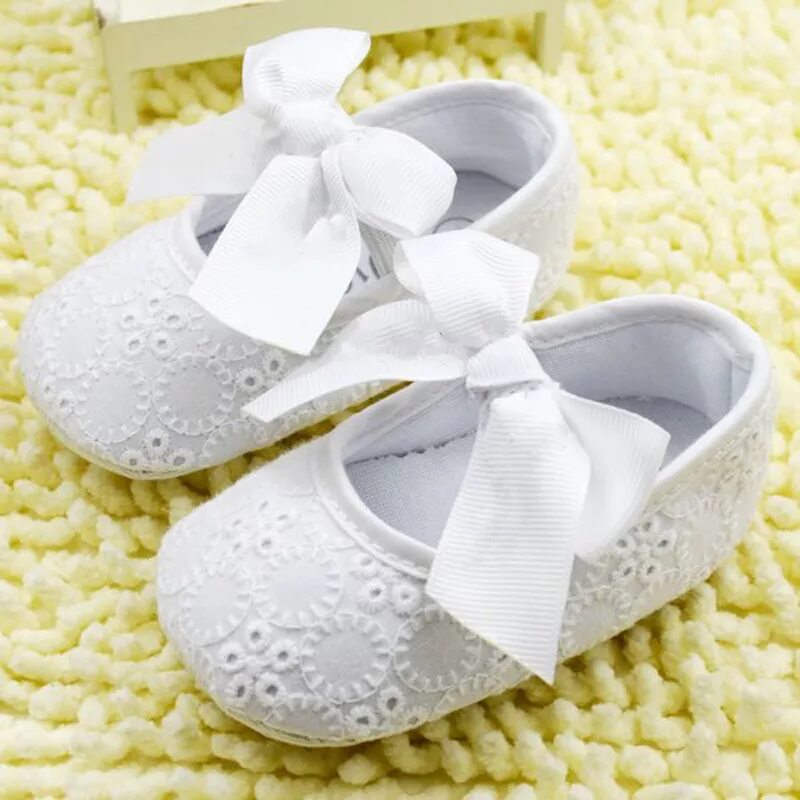 Купить обувь малышам. Обувь для новорожденных. Ботиночки для новорожденных. Обувь для новорожденных девочек. Туфельки для новорожденных.