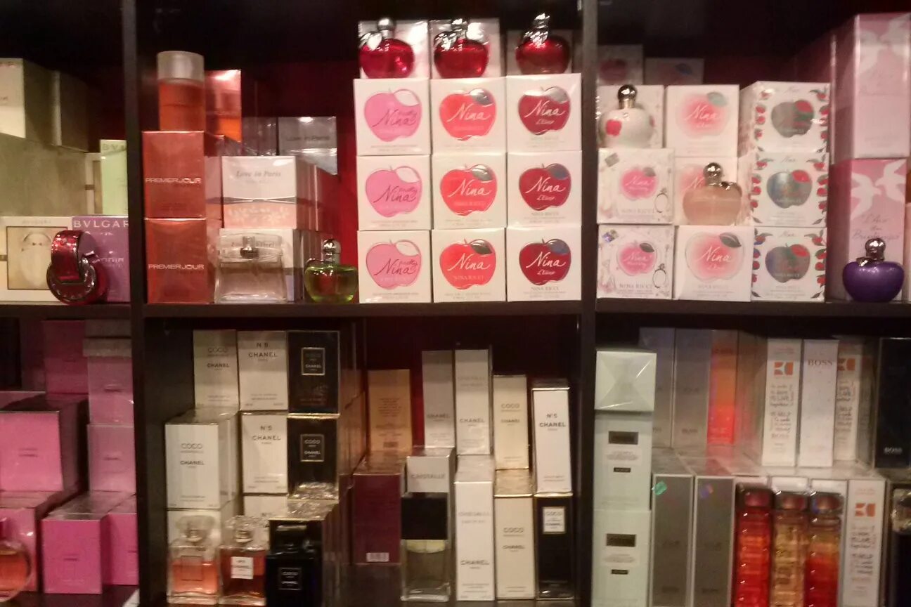 продавец консультант косметики. форма продавца косметики. девушка в парфюмерном магазине. парфюмерия вакансии. девушка в парфюмерном магазине.