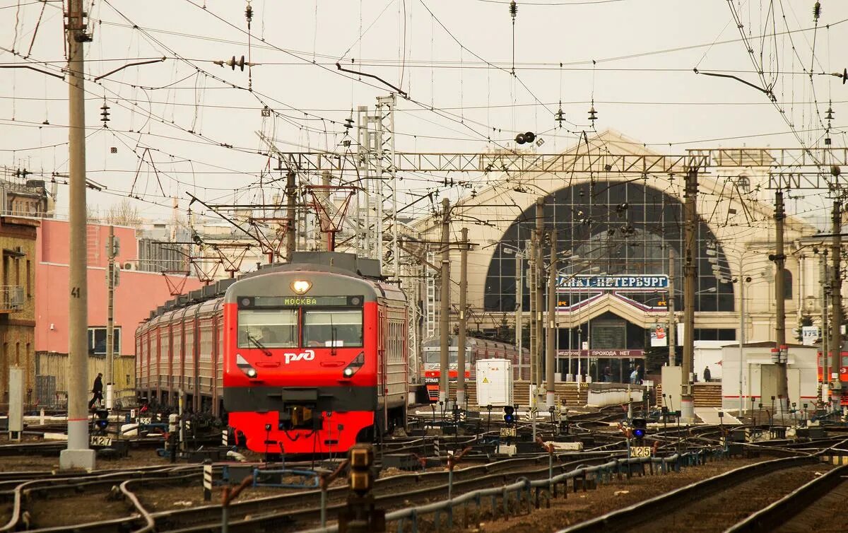 Жд спб. Балтийский вокзал Санкт-Петербург поезда. Станция Санкт-Петербург Октябрьская железная дорога. Октябрьская железная дорога Балтийский вокзал. Балтийский вокзал платформы.