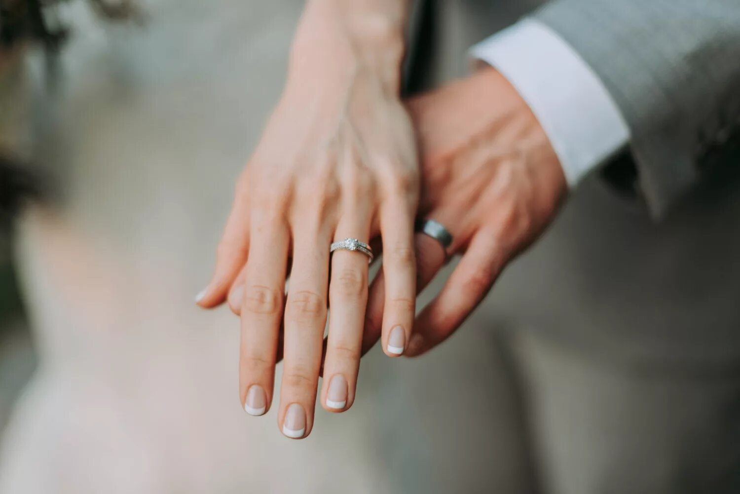 Причина замужества. Брак. Обручальное кольцо. Обручальное кольцо на пальце. Обручальные кольца на руках.