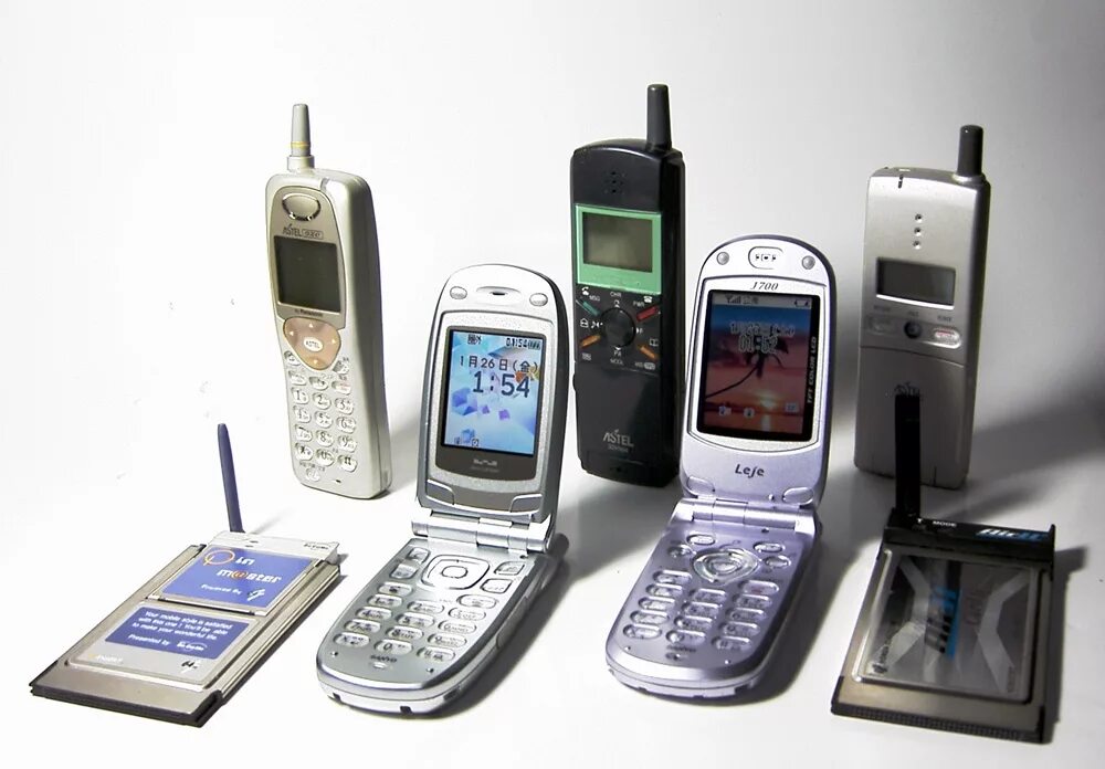 Любой телефон в россии. Сотовый телефон. Первый мобильный телефон. Первые мобильники. Самый первый мобильный телефон.