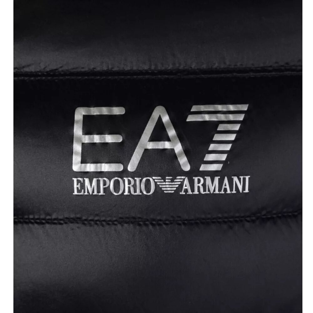 Ea7 Emporio Armani бирка оригинал. Ea7 Emporio Armani чехол. Emporio Armani ea7 бирка внутри. Армани еа7 черный с золотым.
