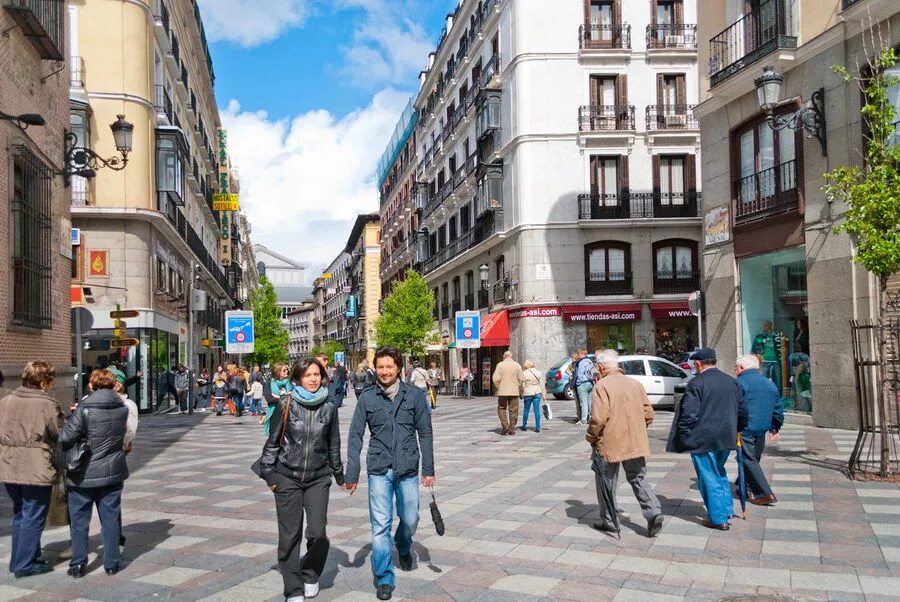 Пешеходная улица в Мадриде. Красивые улицы Мадрида. Испания Мадрид улицы люди. Климат города Мадрид. Мадрид погода сегодня