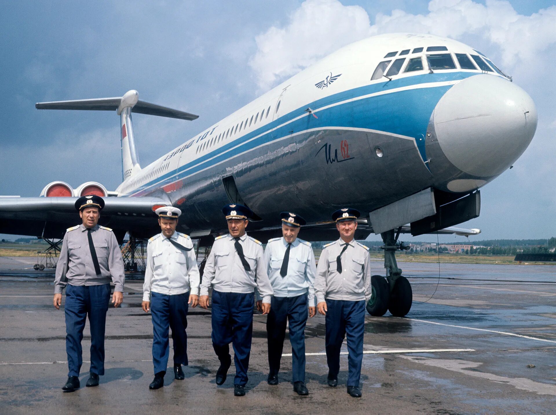 Гражданской авиации отзывы. Ил-62 пассажирский самолёт. Экипаж ил-62. Пилоты ил62. Ил-62 в аэропорту.