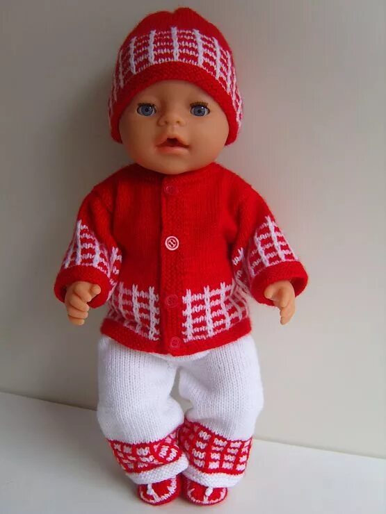 Одежда для кукол спицами. Вязаная одежда для пупсиков. Одежда для пупса спицами. Одежда для пупса спицами. Вязаный комбинезон для пупса.