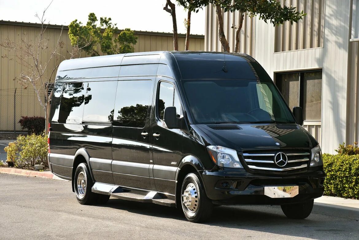 Купить мерседес спринтер новый. Mercedes-Benz Sprinter 3500. Мерседес Спринтер van Limo. Мерседес Спринтер 3500 2018. Мерседес Спринтер Классик новый.