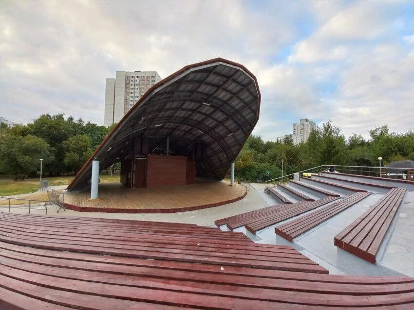 Ангарский парк москва. Ангарские пруды концерт. Амфитеатр ангарские пруды. Ангарские пруды, москва, ангарская улица. Ангарские пруды концерт.