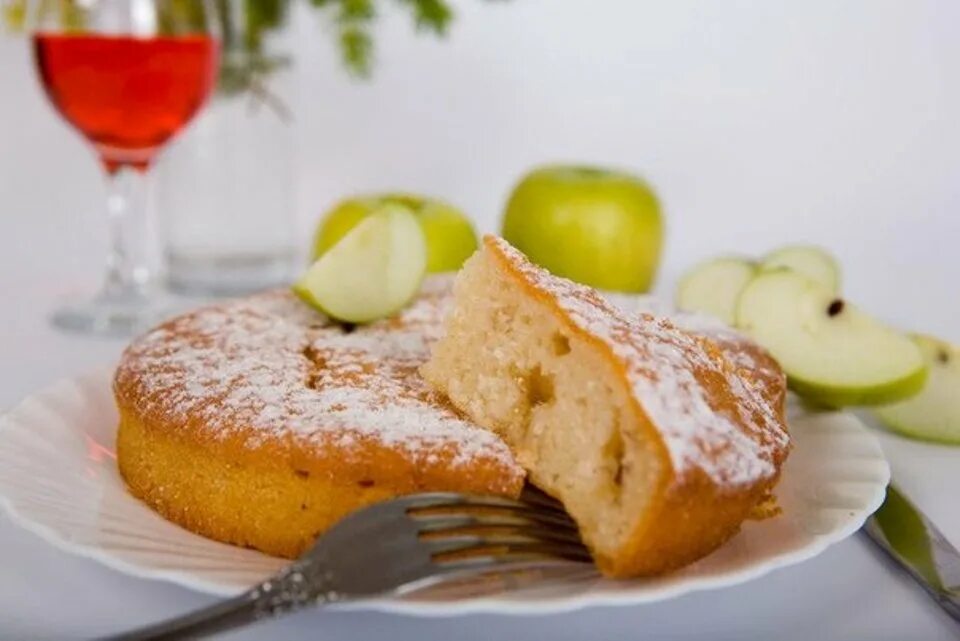 Яблочный пирог со сгущенкой. Шарлотка с яблоками классический с молоком. Шарлотка с яблоками. Шарлотка с черносливом. Шарлотка с яблоками и орехами.