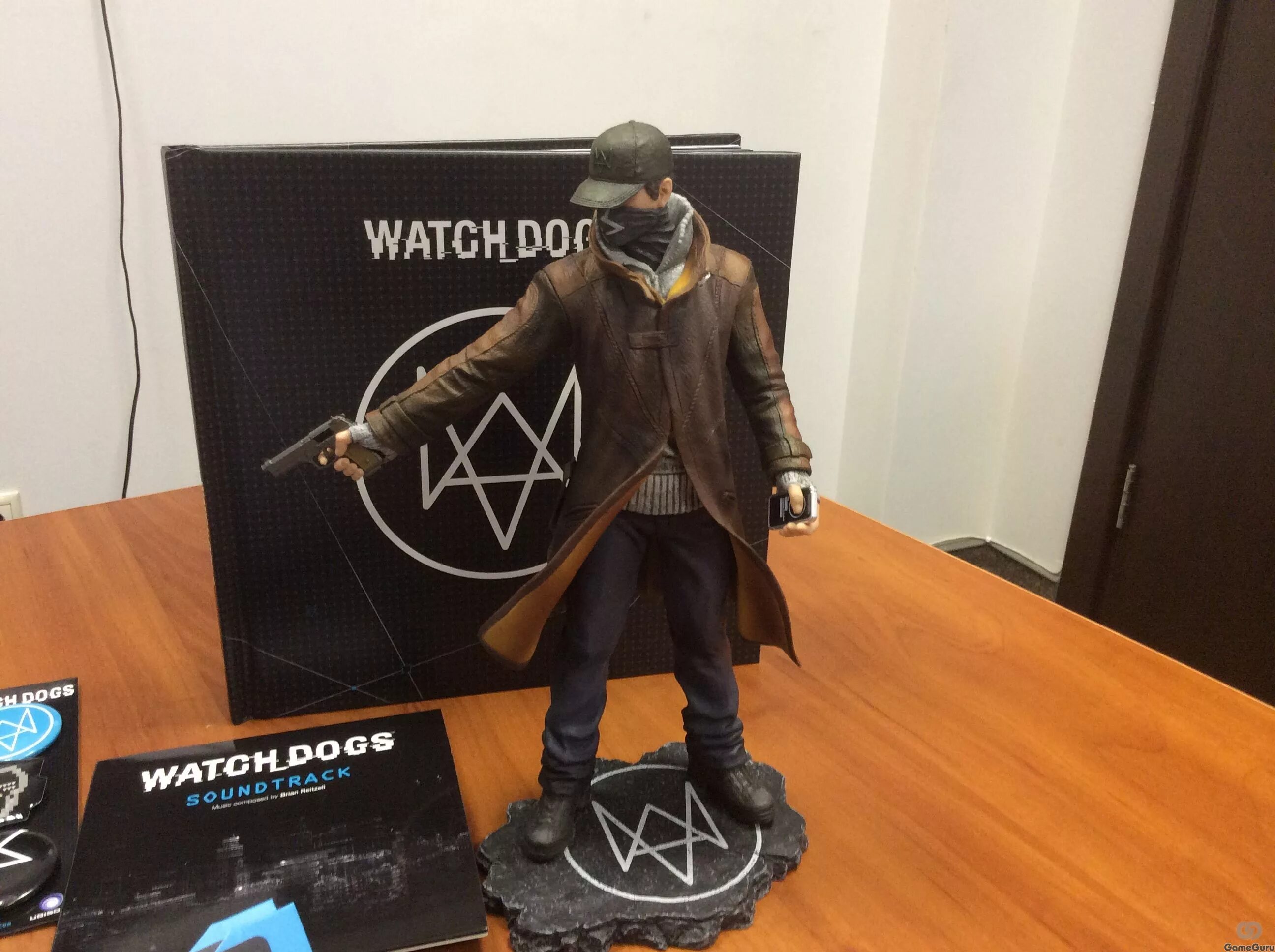 Unboxing the cryptic killer полная. Коллекционка вотч догс 1. Коллекционное издание вотч догс 1. Watch Dogs 1 коллекционка. Фигурка из коллекционного издания watch Dogs.