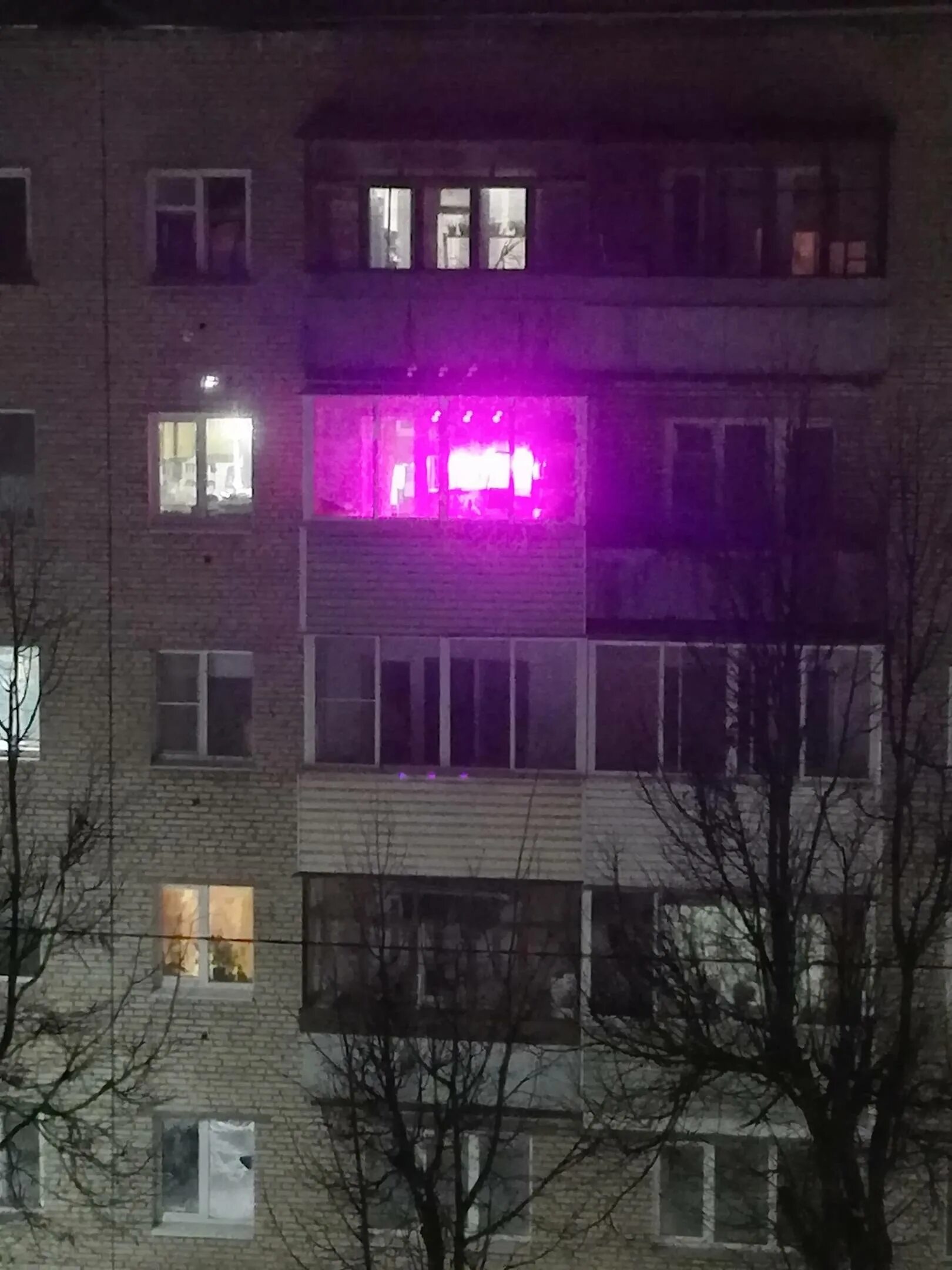 Фиолетовые окна в домах. Фиолетовые лампы в окнах домов что это такое. Розовый свет в окнах жилых домов. Фиолетовый свет в окнах домов.