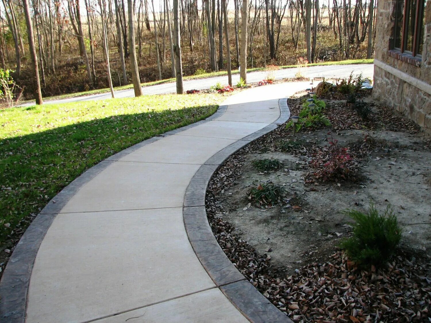 тротуарная плитка 6п8. декоративные дорожки из бетона. экопласт бетонные дорожки. пешеходная дорожка из бетона. шлифованные бетонные дорожки.