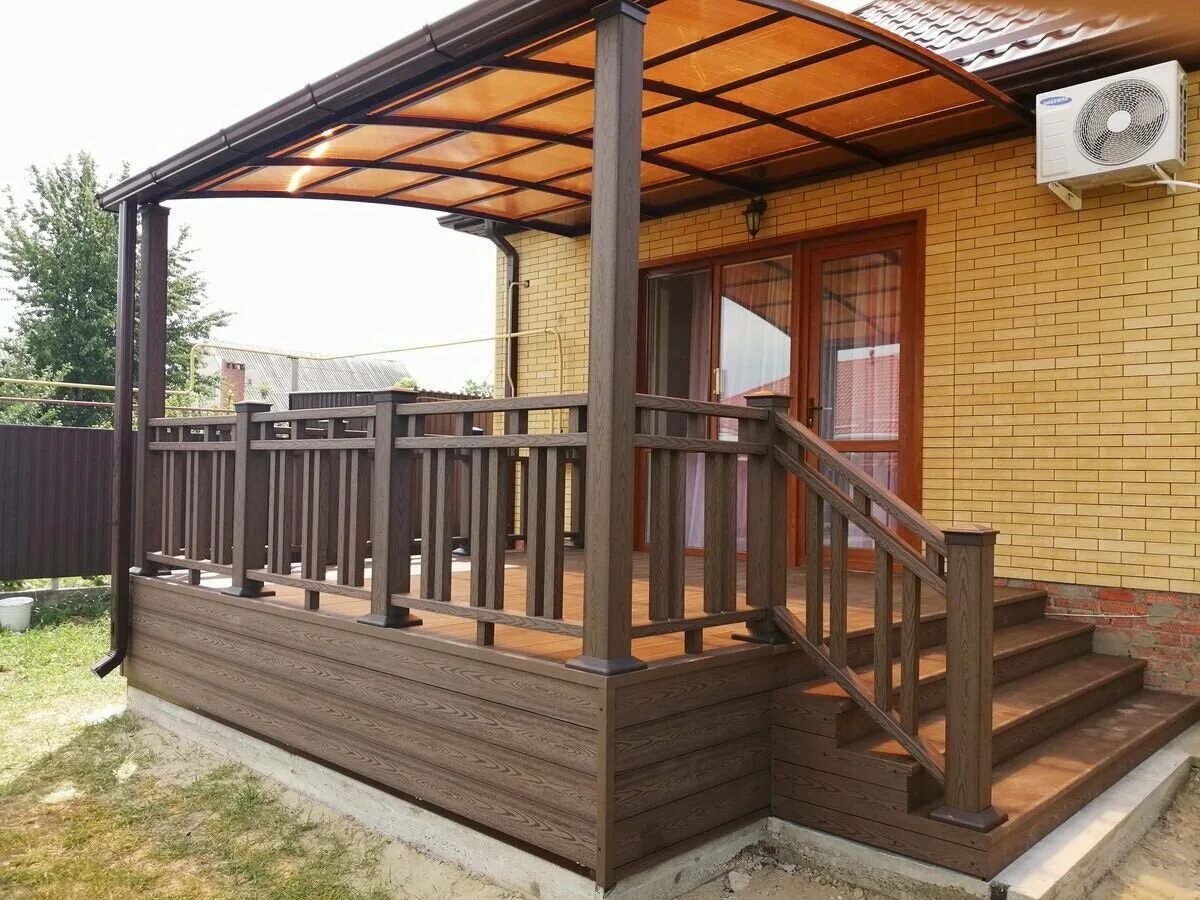 деревянные перила для крыльца. перила для крыльца. столбики крыльца. поручни для крыльца. отделка крыльца сайдингом.